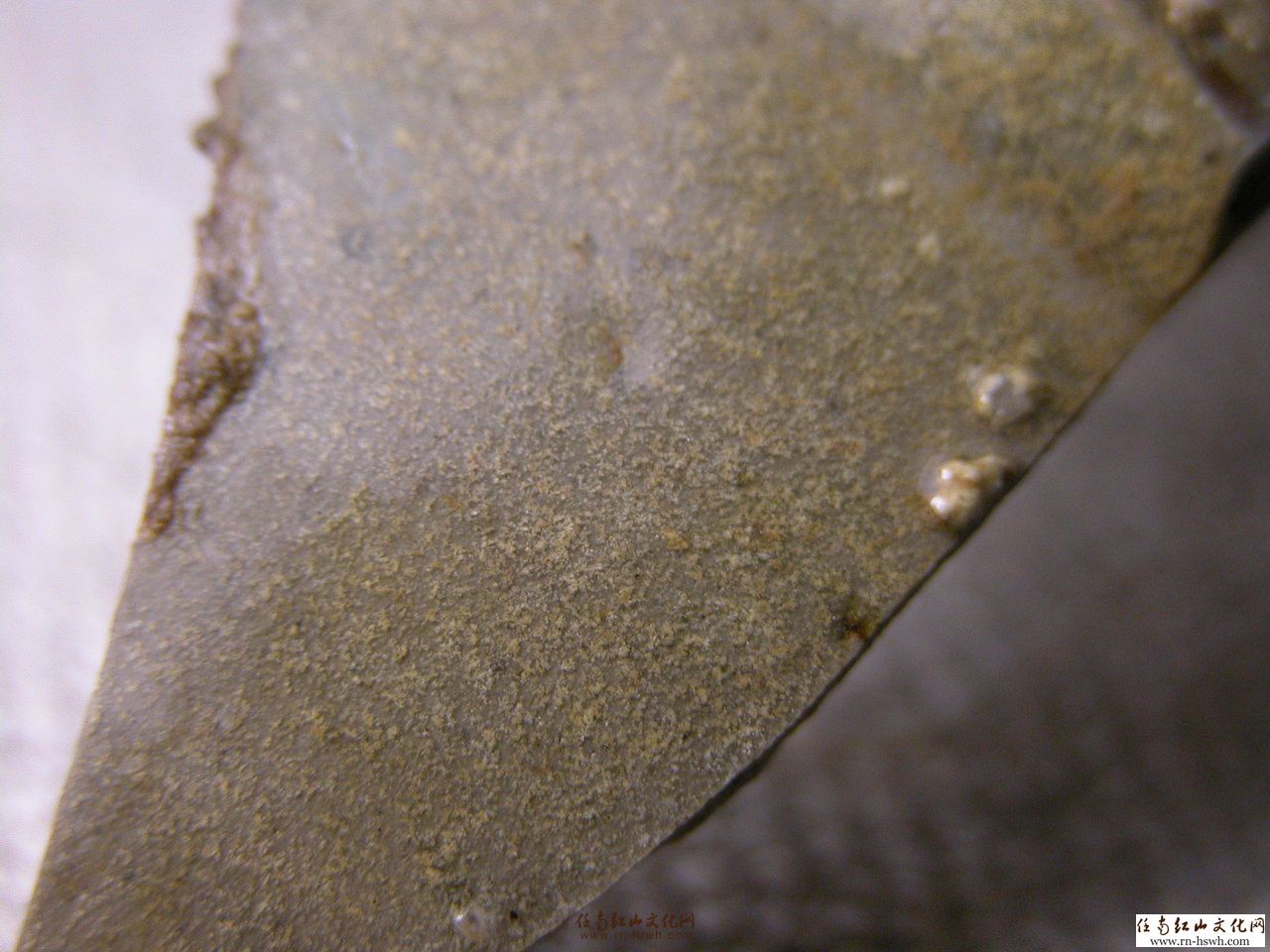 出土老瓷器的土咬与酸腐作伪是不同的