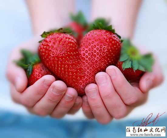 女子化疗治<em>癌头发掉</em>光,好友集体剃光头支持! -