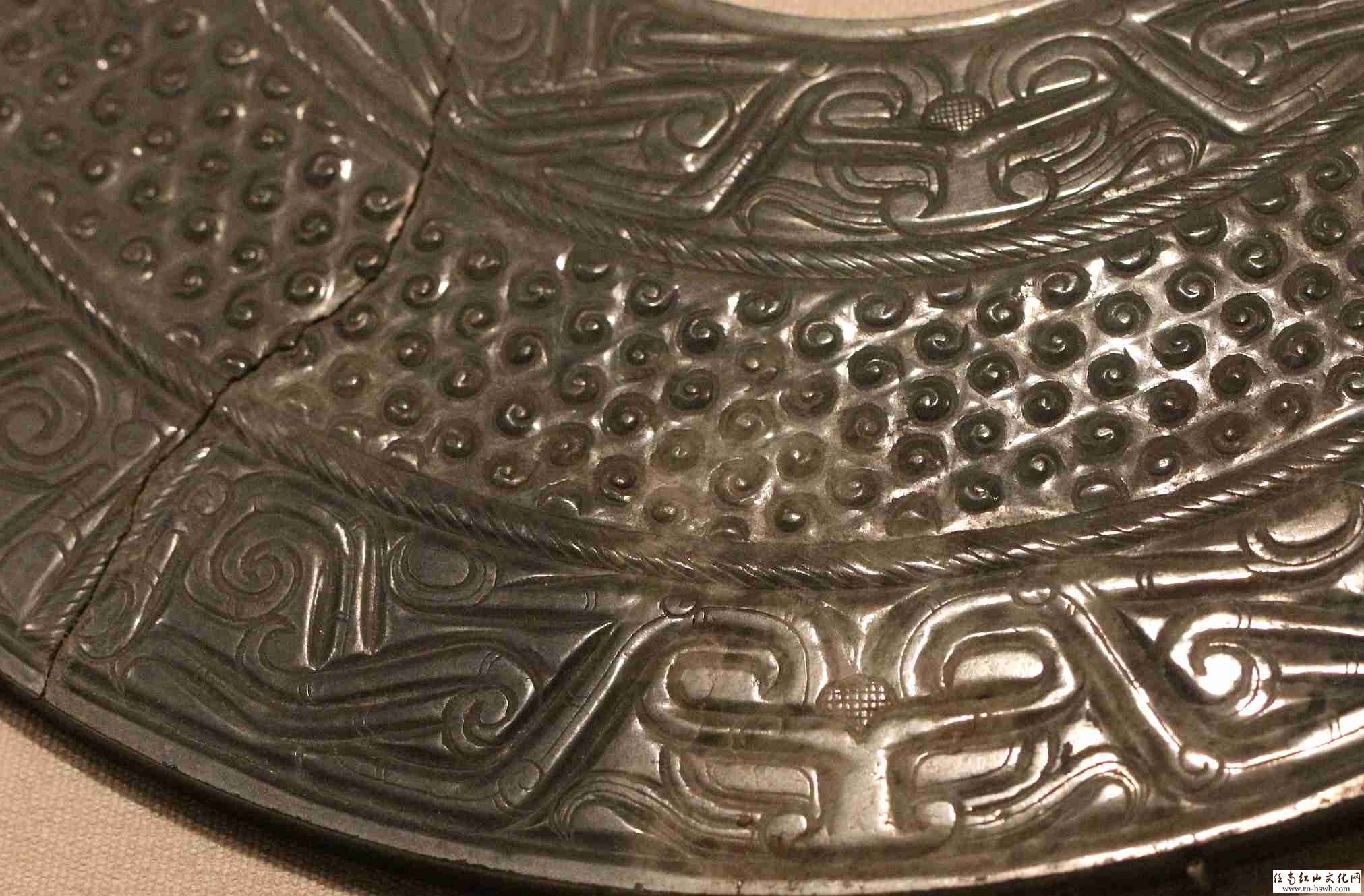 山东博物馆的镇馆之宝:大玉璧(周径32.8cm,空径11cm.