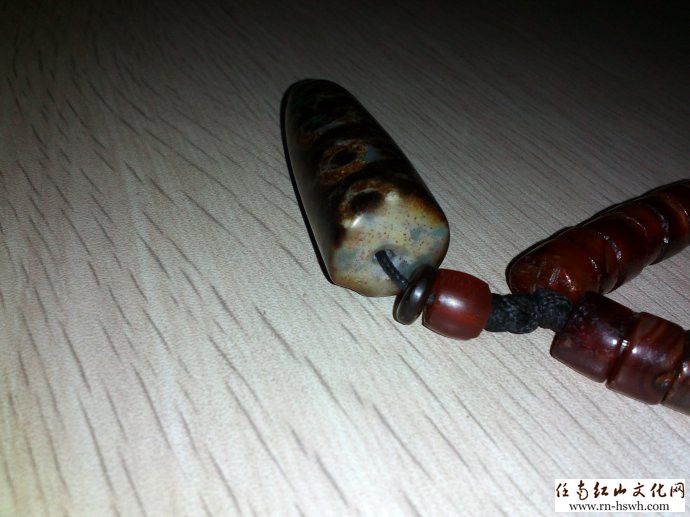 我收藏的一个半爆满朱砂的象雄老天珠(带细节图)